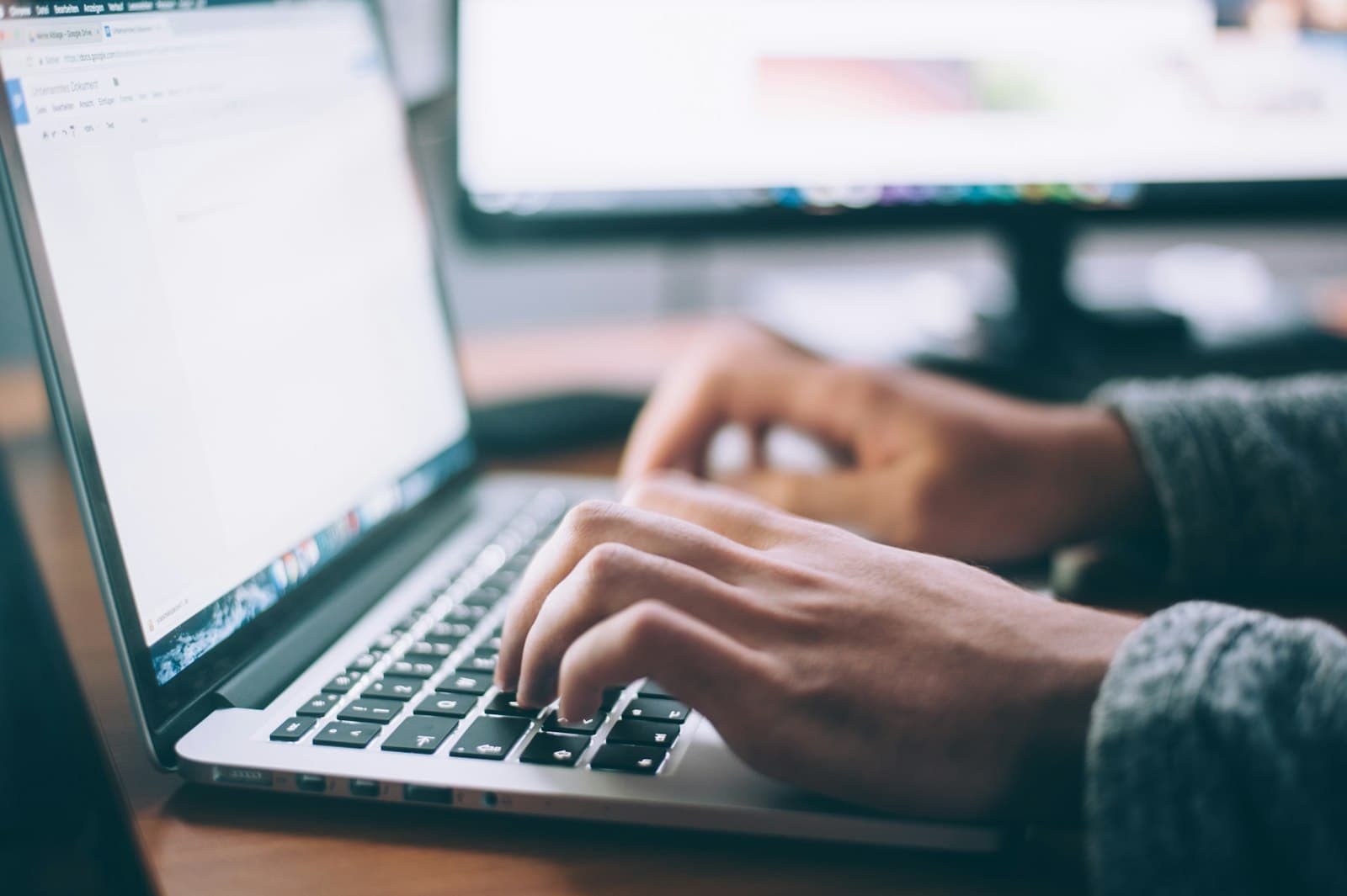 Persoon werkt op een laptop aan een net bureau